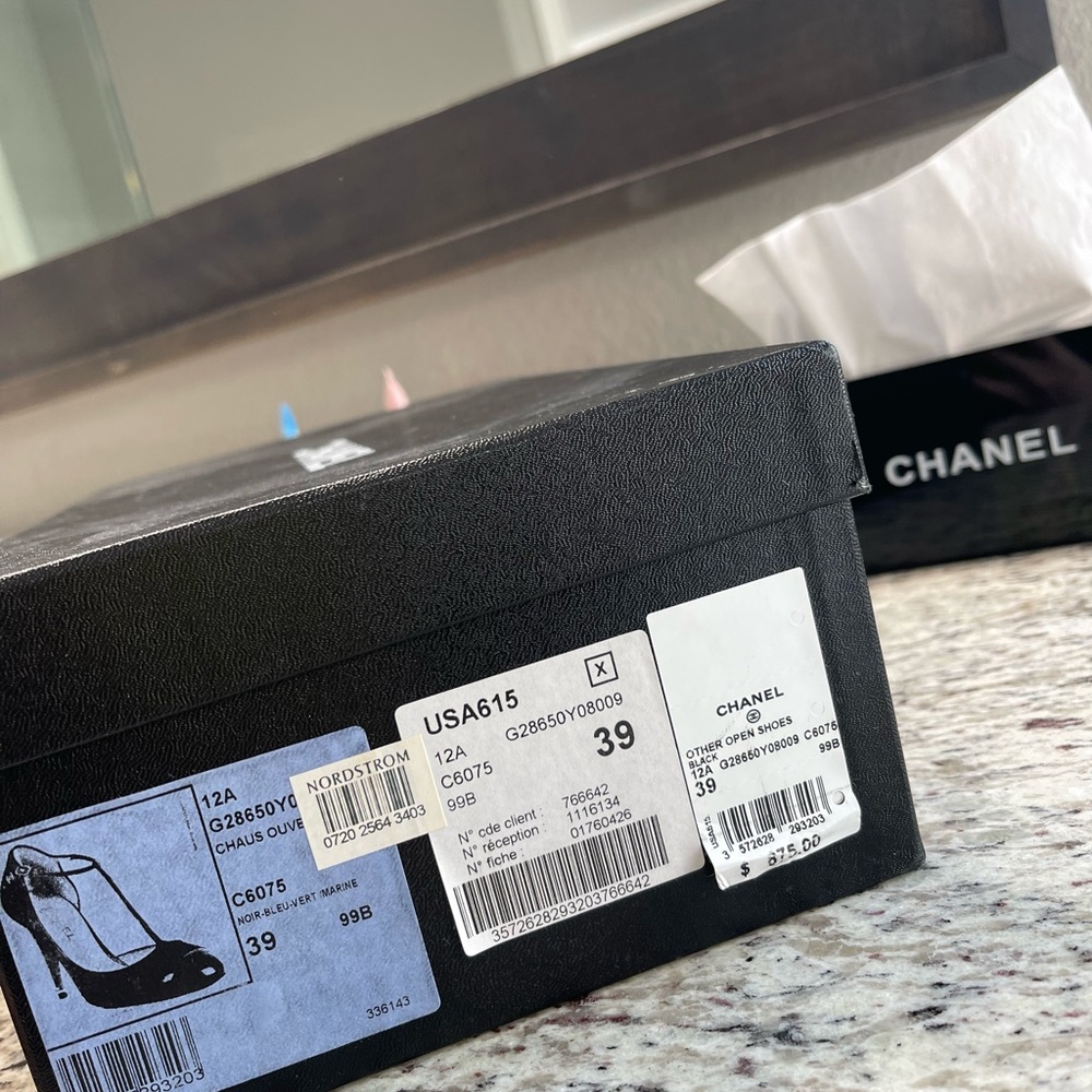 Chanel Tweed Heels. Navy blue.  Classy - Picture 3 of 10